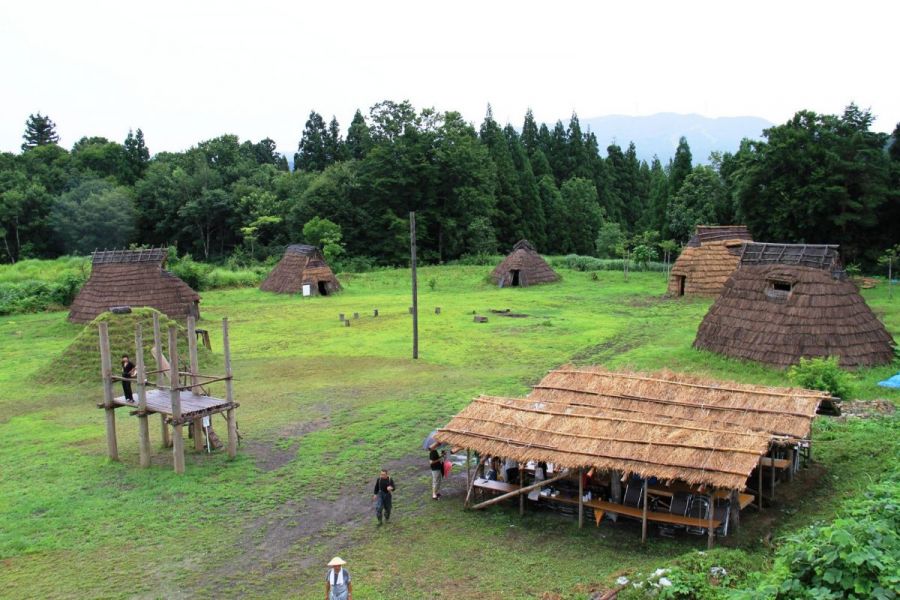 竪穴住居が7棟が復元された縄文ムラ
