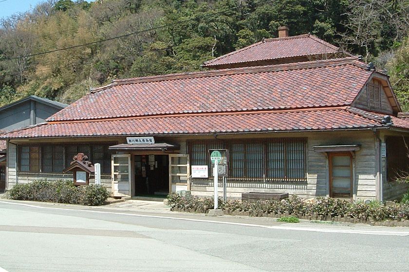 観光スポットが多い北沢地区に建っています。