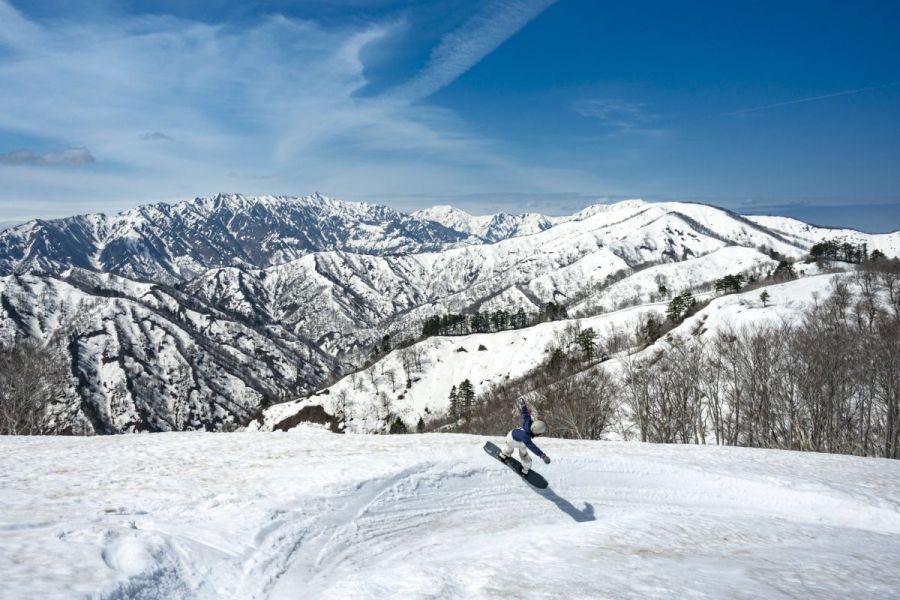 春になったから営業開始！？ 世にも稀有なスキー場で新緑の滑走体験「奥只見丸山スキー場」／魚沼市