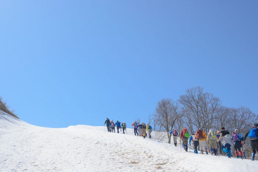 登山ルートはスキー場営業終了後のゲレンデを使用します。圧雪されていますので、お子様でも安心して登れます。スノーシュー不要！