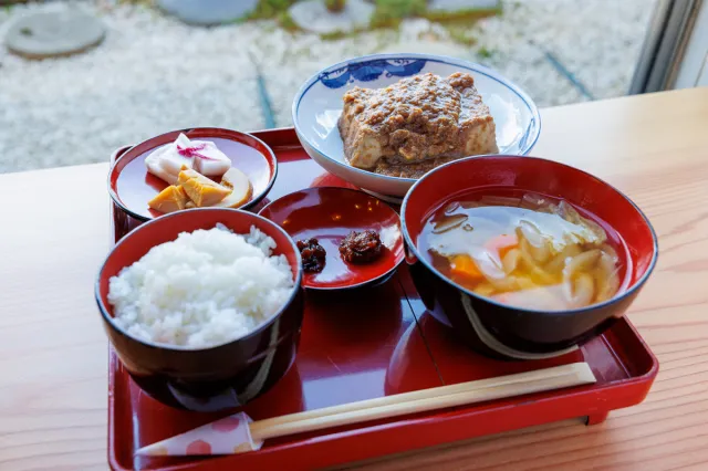 130年続く味噌蔵「柳醸造」が、味噌ミュージアムと体験型食空間へ進化/長岡市