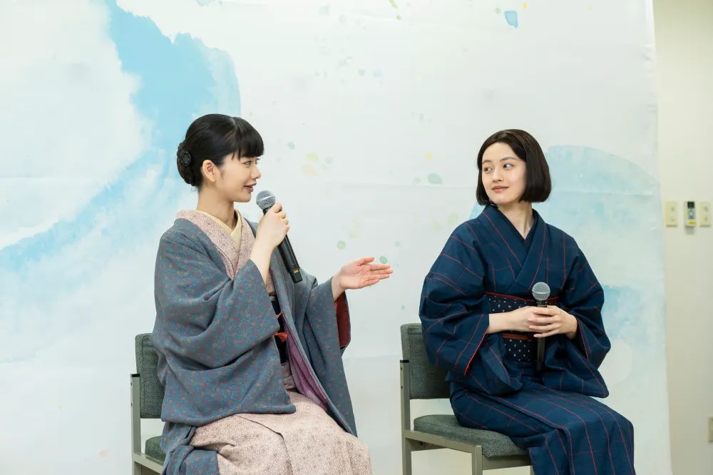 「風、薫る」新潟編のロケを開催、見上愛と上坂樹里が取材会で語った撮影に寄せる想い/上越市