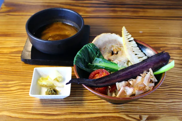 バイク店でつけ麺!?地元野菜とスパイスを駆使したスープがたまらない/加茂市