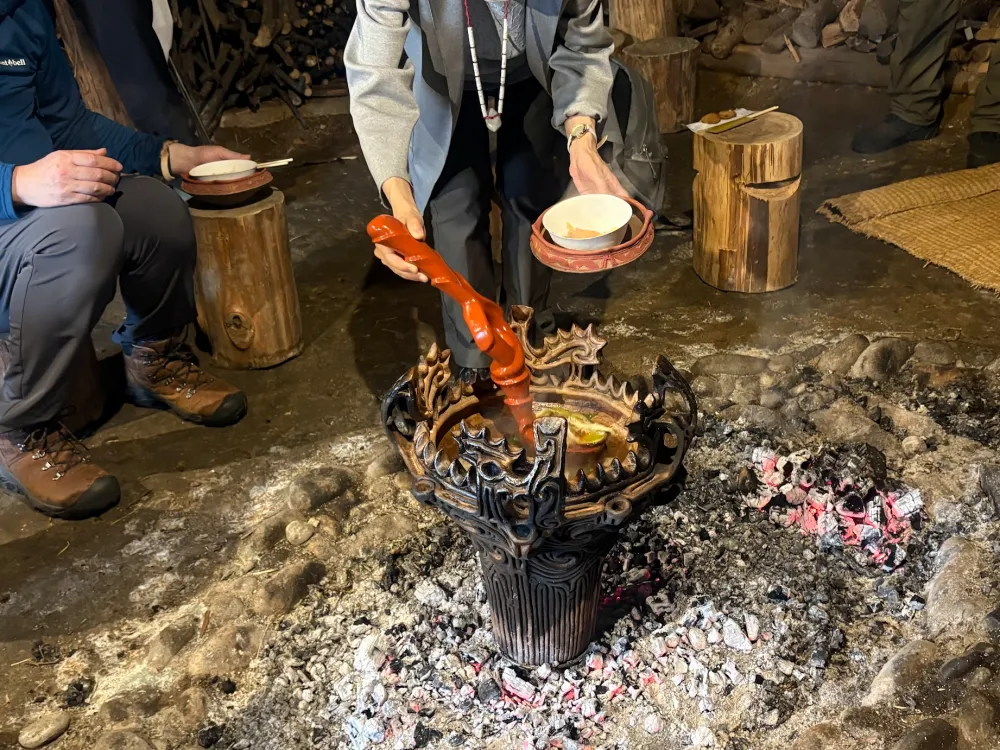 火焔型土器でグツグツ...⁈竪穴住居で土器鍋を囲む昼下がり 十日町縄文ツアーズの日帰りツアーで縄文文化体験!/十日町市
