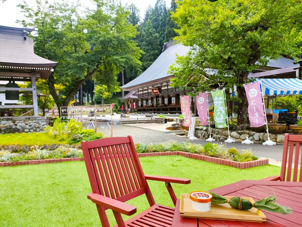 「味噌なめたか」の「関興寺」で味わう禅カフェの味噌ジェラートと空飛ぶ笹団!?/南魚沼市