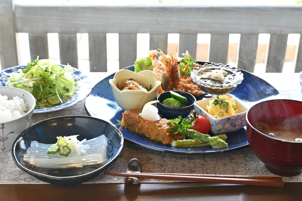 絶景の笹川流れをドライブ&ランチ!「凪のてらす 仲」「天ぴ屋」など4店をめぐる旅/村上市