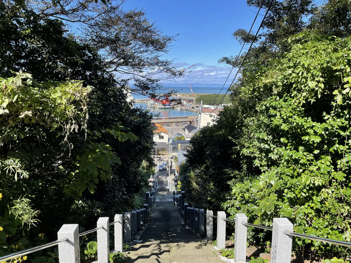 海を見下ろす高台に位置する白山媛神社