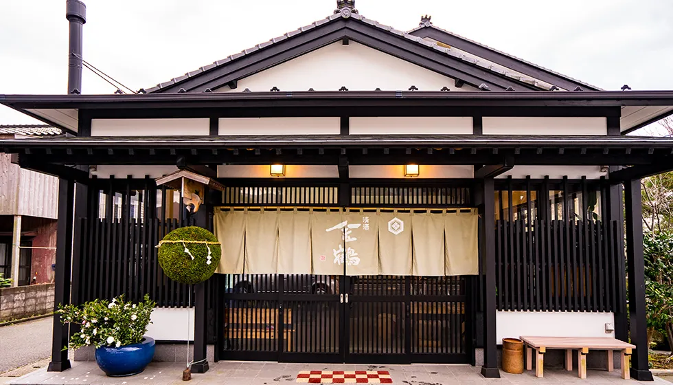 大正期の創業以来、佐渡で愛されてきた蔵元です。