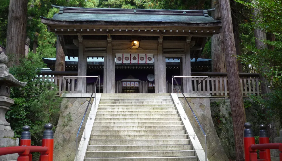 神門から拝殿へと進みます。