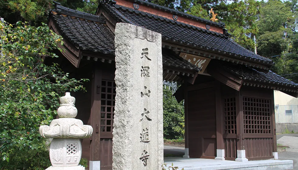 参道入口の仁王門。曹洞宗の寺院、山号は天沢山。