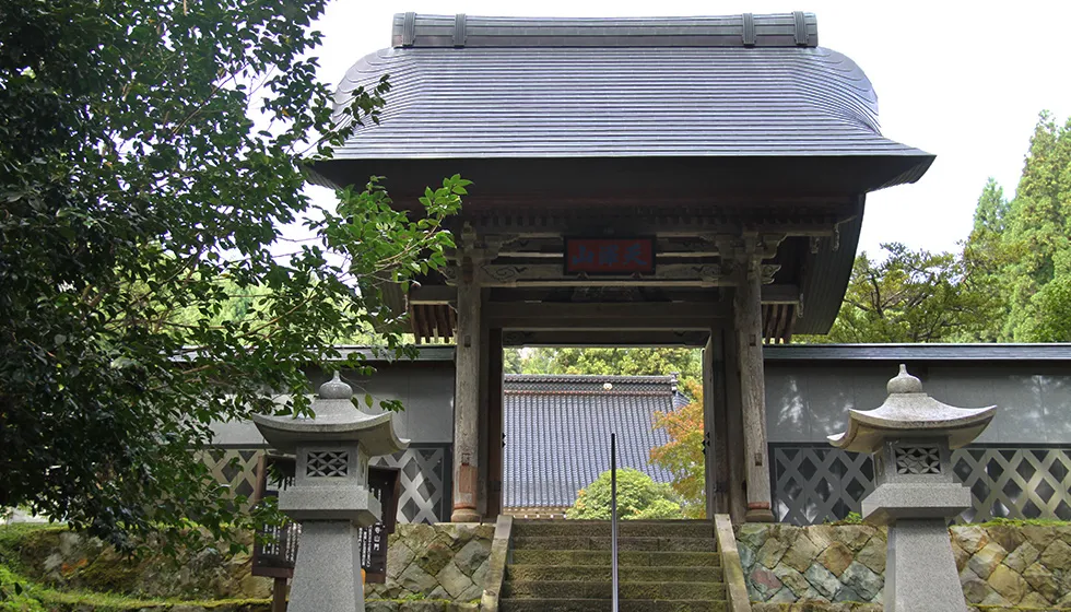山門は羽茂城の東門を移築したもの。室町時代のものと伝わります。