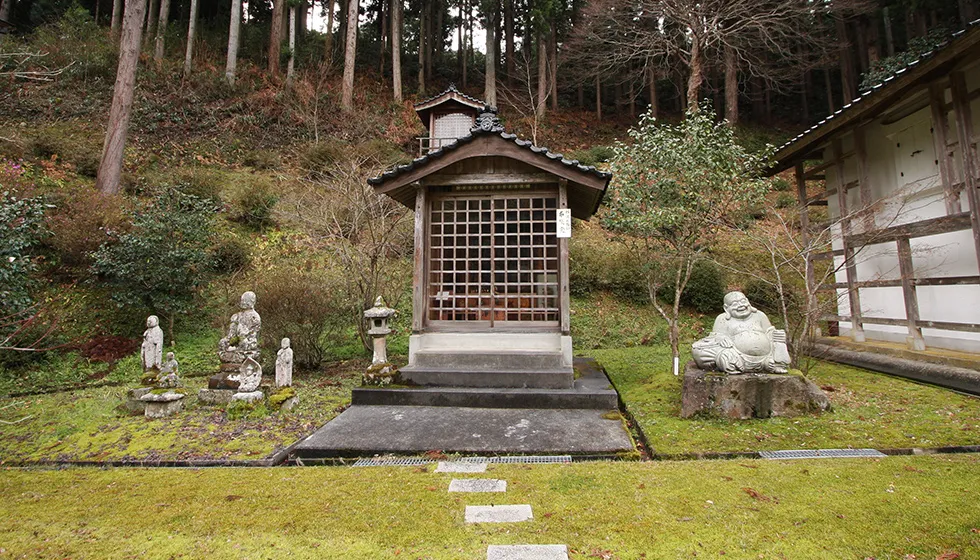 布袋堂の中に、ご本尊の布袋様の絵が祀られています。