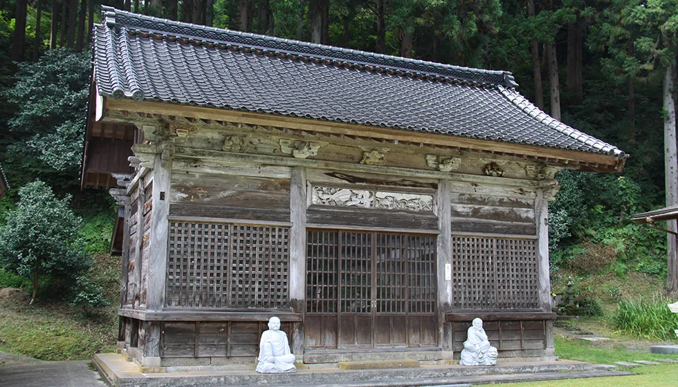 本堂左手に1664年建立の五百羅漢堂があります。