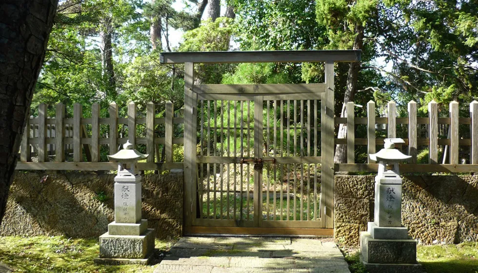 順徳上皇は御所の四隅に観音・弥陀・薬師・天神を祀り日夜礼拝されたと伝わります。