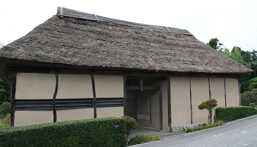 茅葺屋根の長屋門