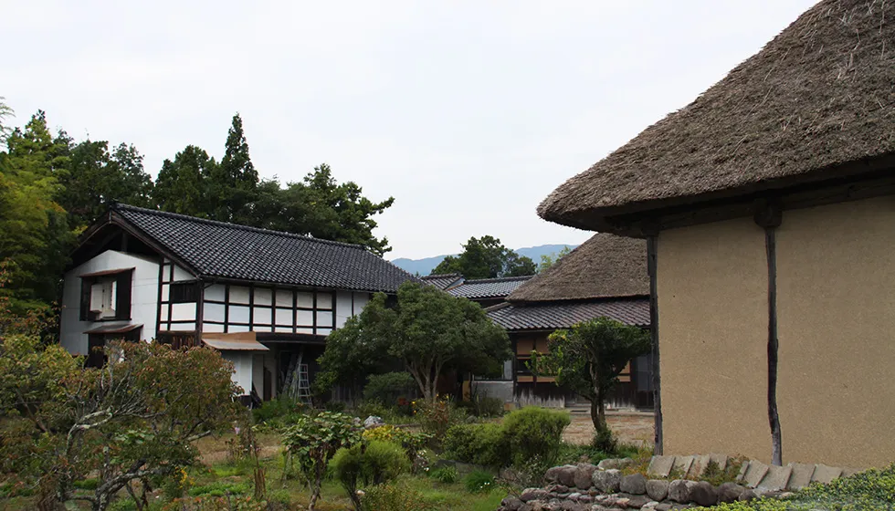 庭木に囲まれた広い敷地に建物が点在します。