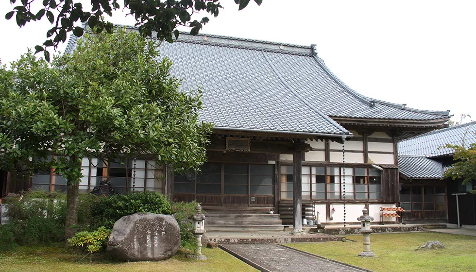 本堂では6月に「正法寺ろうそく能」が行われます。