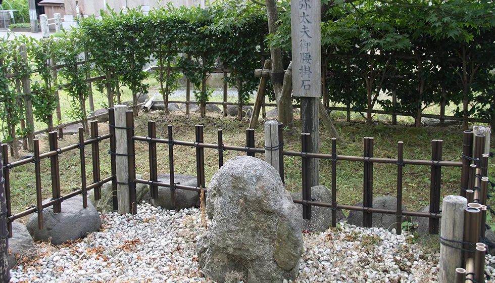山門を入ると世阿弥の「お腰掛け石」があります。