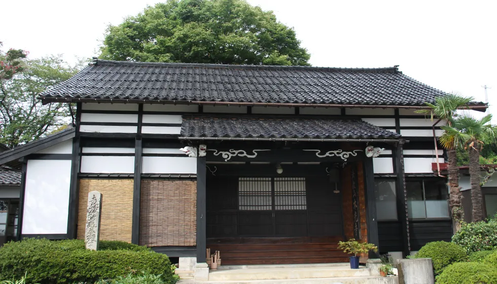 山門の先に本堂があります。