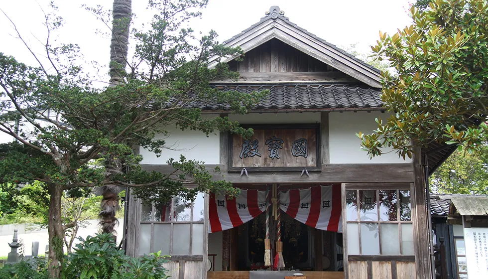 順徳上皇御持仏「聖観音像」を寺宝として所有しています。