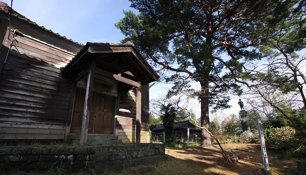 島内有志による義捐金で建設されました