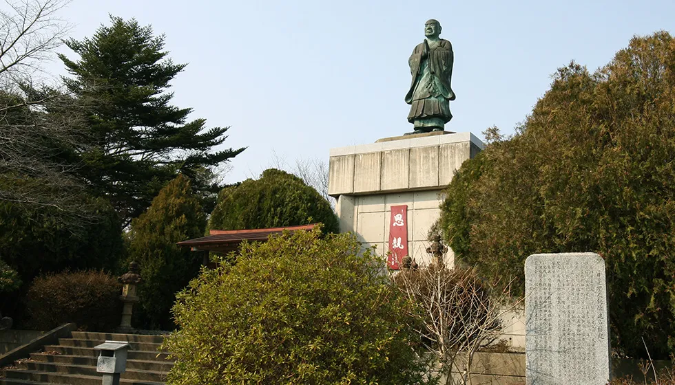 郷里の両親を思いながら朝日を拝む「思親」の像。