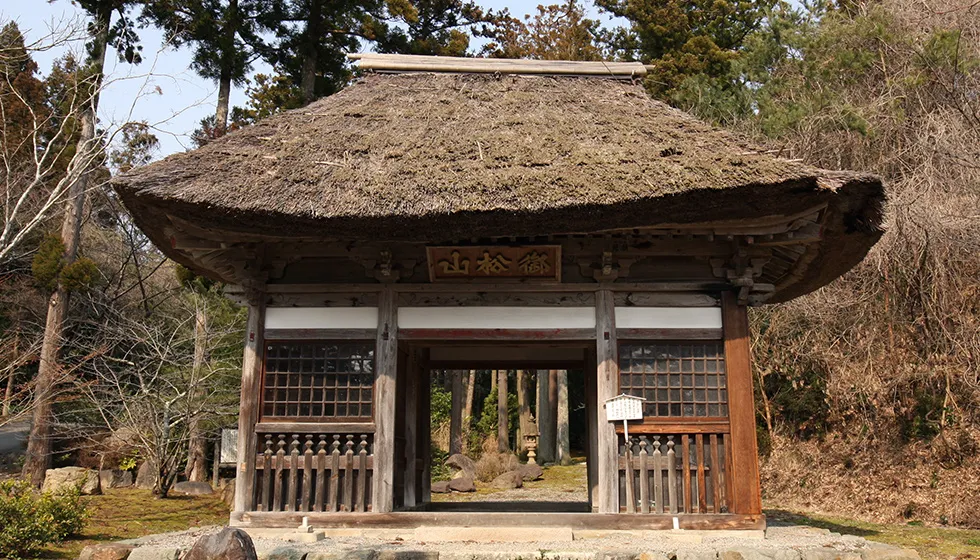 茅葺屋根の仁王門に迎えられます。