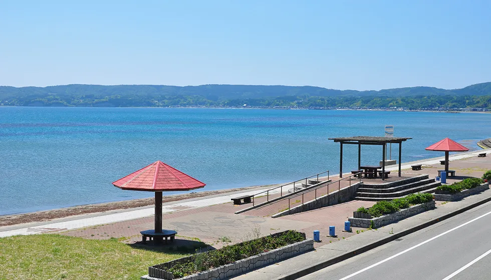 おだやかで遠浅の佐和田海水浴場