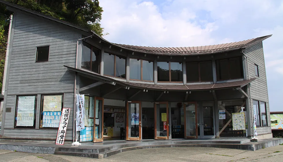 入り江に面して建つ開放的なデザインの建物。