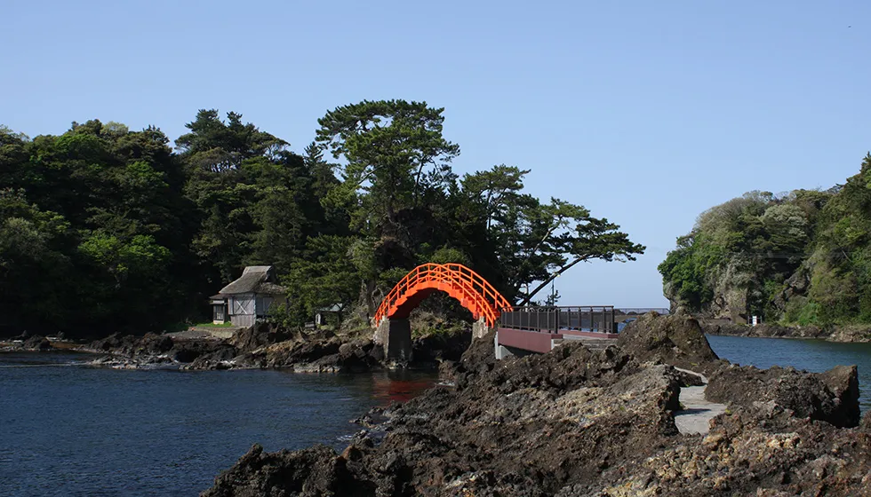 赤い太鼓橋が印象的な「矢島・経島」の風景。
