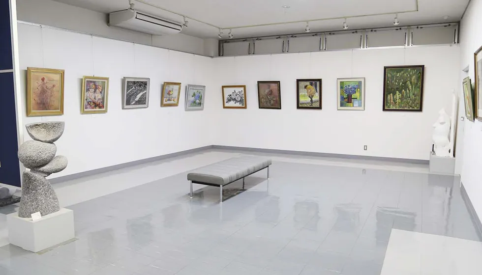 有名アマチュア美術展の上位入賞作品や各界著名人の作品を展示しています。