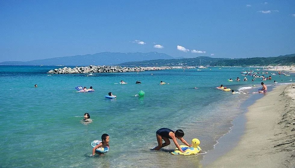 周囲に人家のない開放的な海水浴場です。