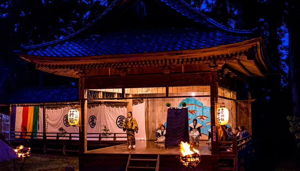 毎年6月には例祭宵宮薪能を開催。