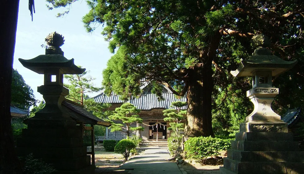 加茂湖を望む丘陵地に建っています。
