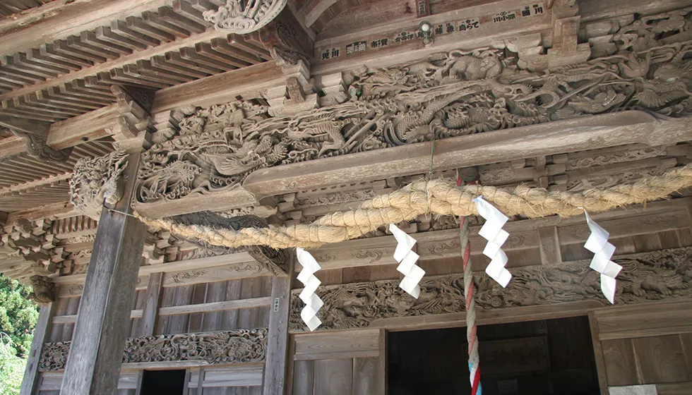 拝殿の彫刻群が見事です。