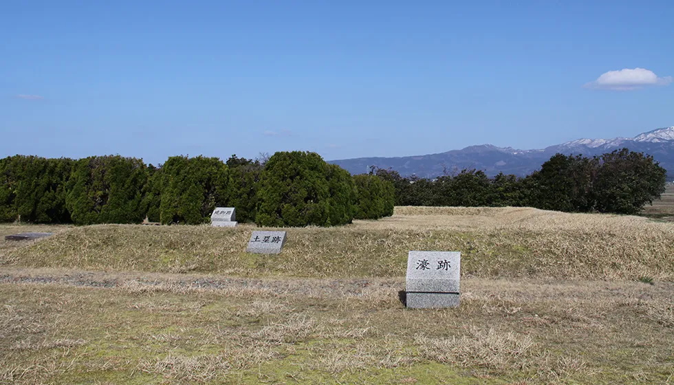 近くには「佐渡飛鳥」の碑が建つ風光明媚な田園地帯です。