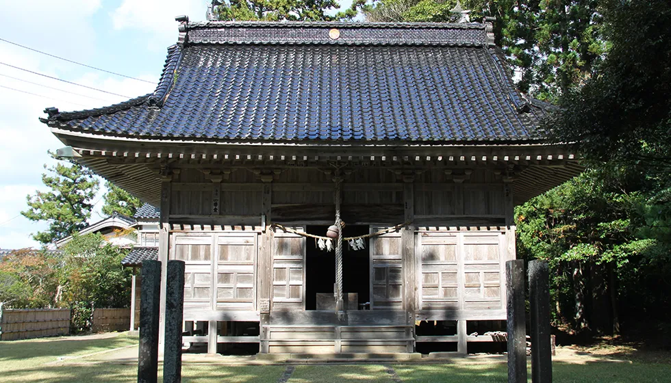 「佐渡飛鳥」と呼ばれる田園地帯に鎮座しています。