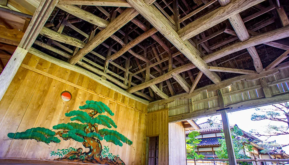 本舞台天井には『道成寺』で使用する鐘穴もあります。