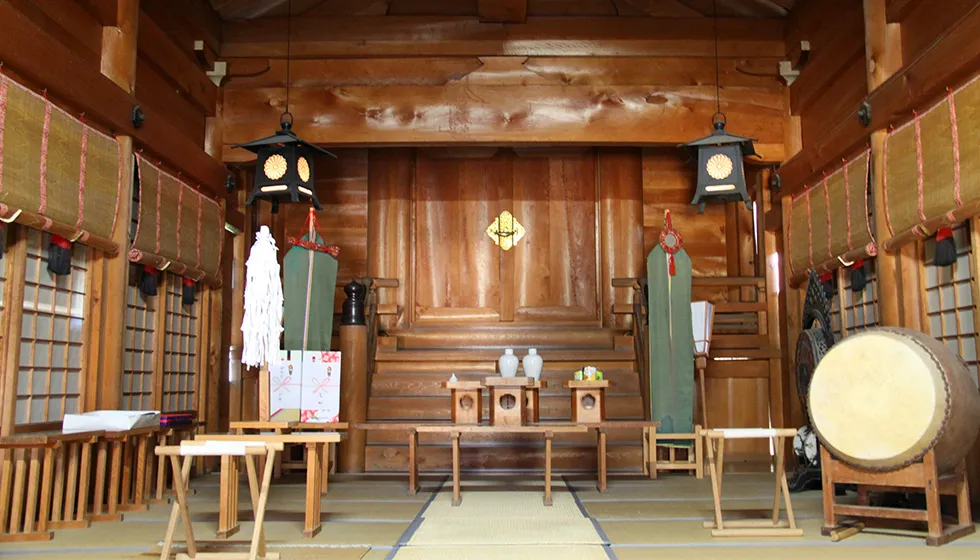 菅原道真・日野資朝を配祀しています。
