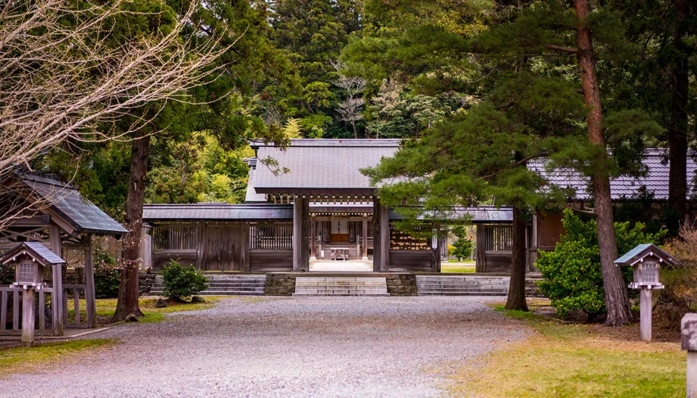 1942年の700年祭に神門が新設され、参道も広がりました。