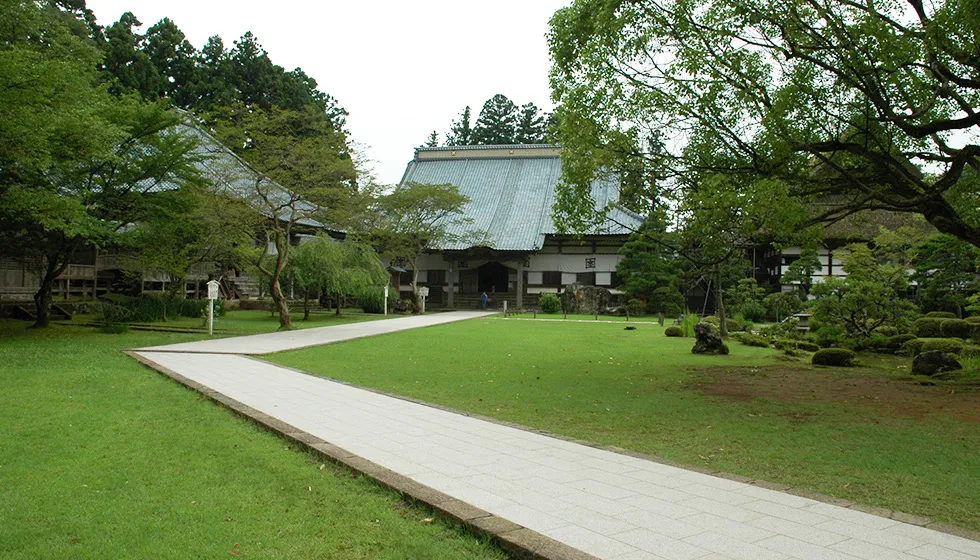 美しい境内の奥に本堂が見えます。