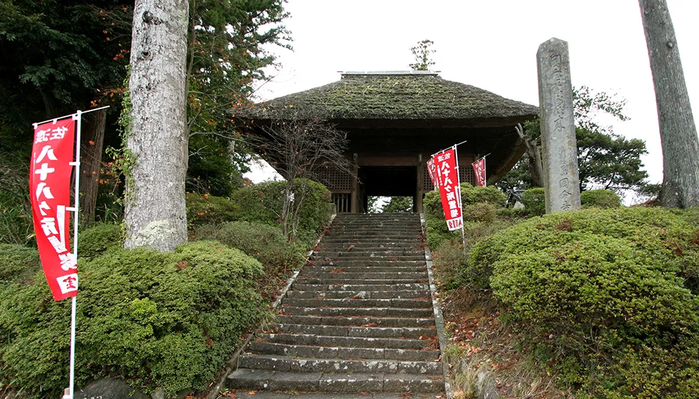 仁王門をくぐると参道の奥に瑠璃堂が見えます。