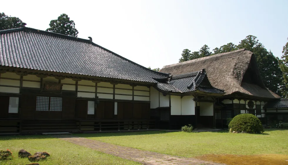旧国分寺跡地に隣接して建っています。