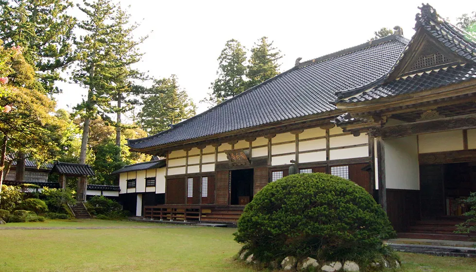 医王山瑠璃光院と号する真言宗醍醐派の寺院。