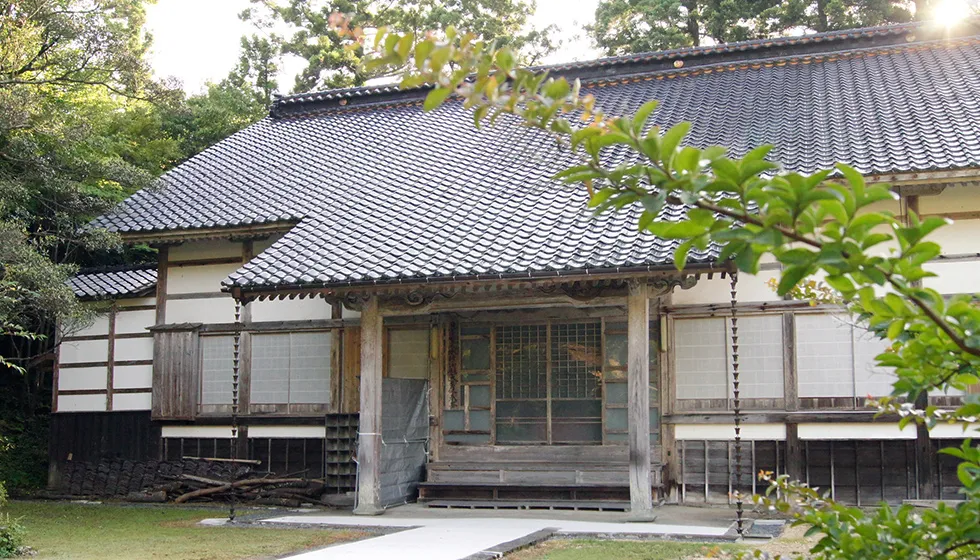 本堂は明治期に火災に遭い、再建されています。
