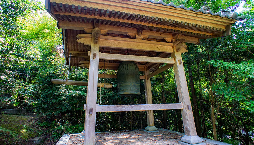 初夏のサツキが有名な境内に建つ鐘楼。