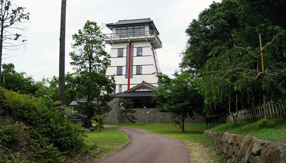 「城の山公園」に建つ展望台