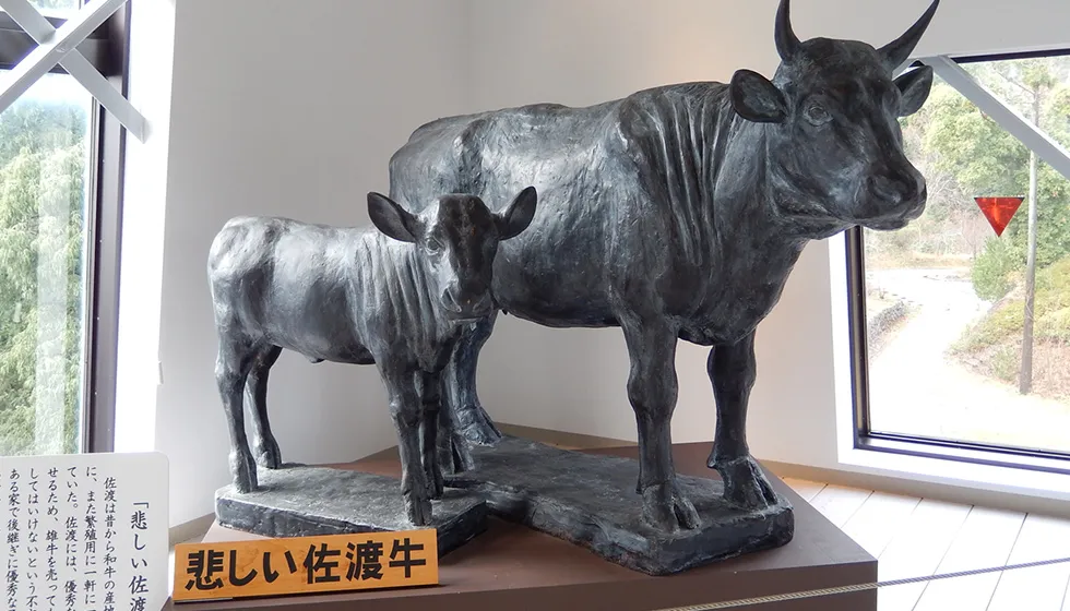 3階の「悲しい佐渡牛」像