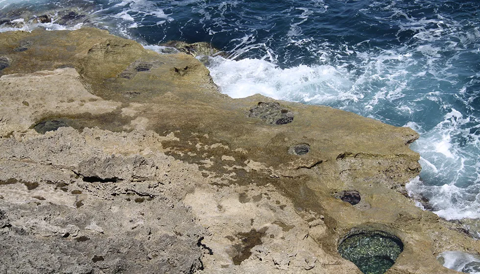 平根崎の沖合には温泉が湧いています。