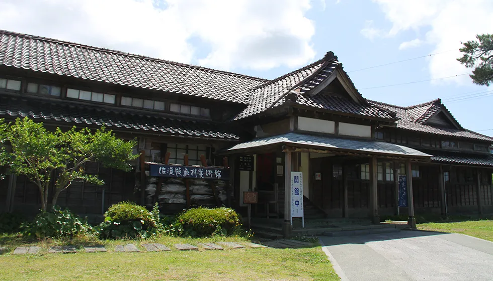 木造の「旧相川簡易裁判所」を利用しています。